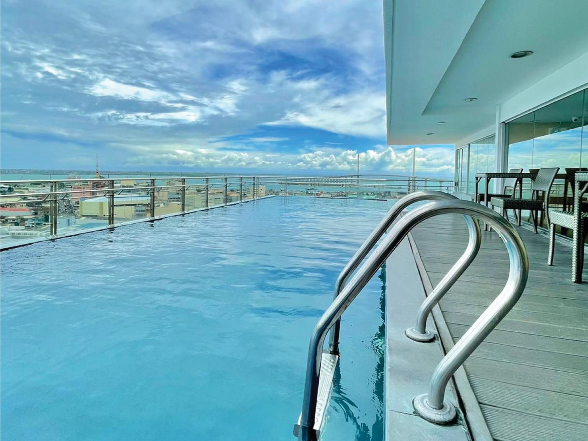 One Central Hotel & Suites Cebu Eksteriør billede